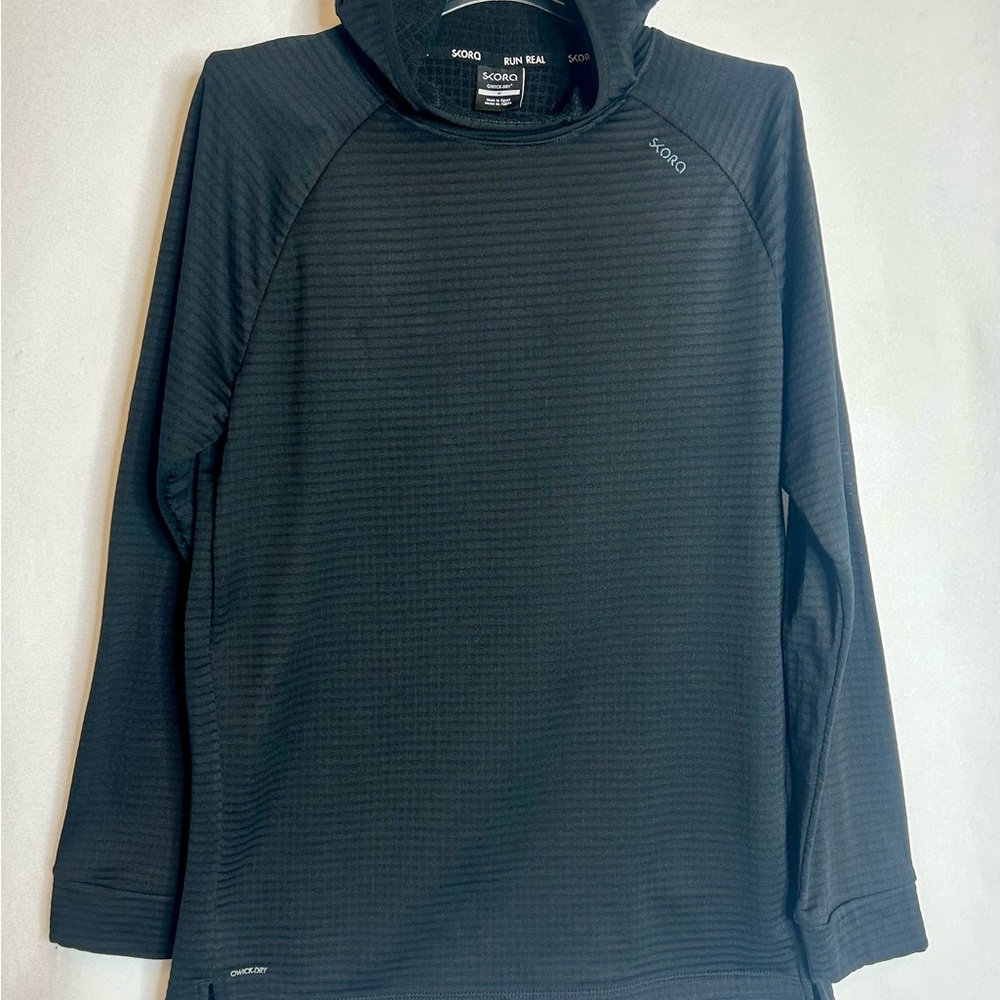 SKORA Men's Black Lightweight pullover. Qwik-Dry Run Real.